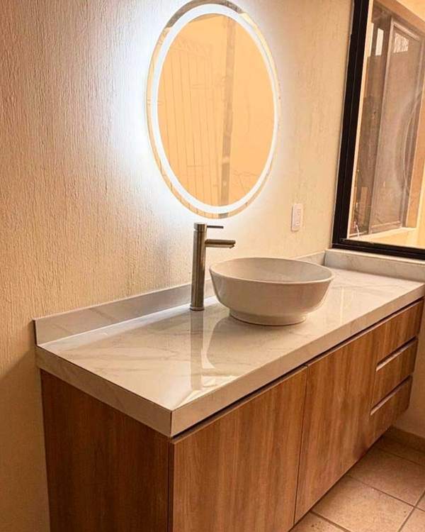 Baño con lavabo de sobreponer y mueble de madera