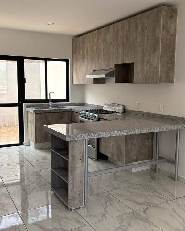 Cocina con isla y cubierta de mármol