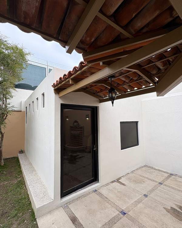 Acceso con techumbre de madera